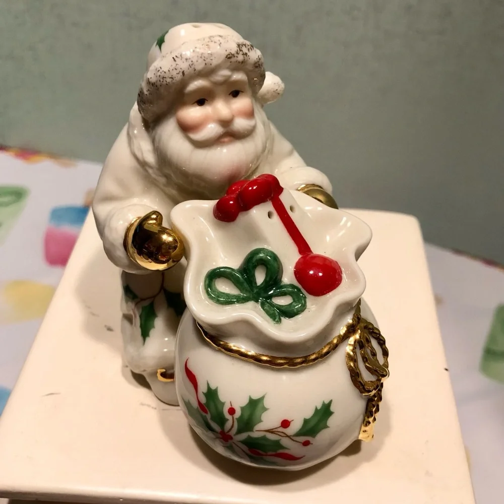 LENOX HOLIDAY SANTA WITH BAG OF TOYS SALT AND PEPPER SHAKERS HOLLY PATTE…